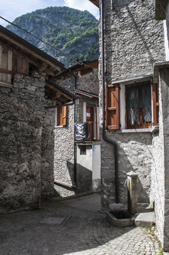 Italia: i vicoli e le case di San Martino, il paese punto di partenza per la Val di Mello, una valle verde circondata da montagne di granito e boschi, nota come la Yosemite Valley italiana