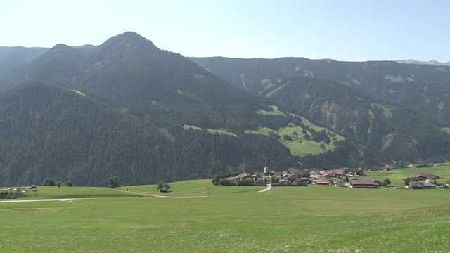 Osttirol, Anras, Ried, Unterried, Pustertal, Pustertaler H&ouml;henstra&szlig;e, Dorf, Bergdorf, Siedlung, Kirche, Stra&szlig;e, Unterried, Eggenkofel, Wald, Berg, Tal