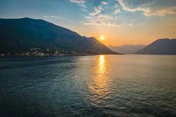 Fotobehang Zonsondergang aan zee Berg zee zonsondergang in Montenegro.