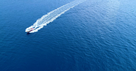 sillage de bateaux en mer, espagne 