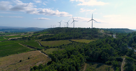Fototapeta na wymiar éoliennes sur une colline 