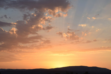 Coucher de soleil sur les Corbières dans l'Aude.