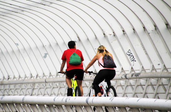 Fototapeta Pareja de ciclistas en la calle