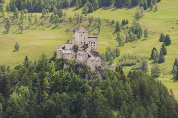 Fototapeta premium Scuol, Dorf, Engadin, Unterengadin, Schloss, Tarasp, Nationalpark, Alpen, Wanderweg, Inn, Innschlucht, Graubünden, Sommer, Schweiz