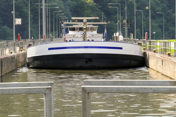 Frachtschiff im Becken der Schleuse Mettlach