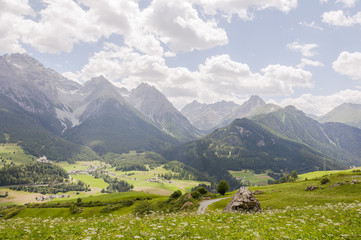 Fototapeta premium Scuol, Bergdorf, Engadin, Unterengadin, Tarasp, Fontana, Vulpera, Schloss, Kirche, Wanderweg, via Engiadina, Graubünden, Alpen, Sommer, Schweiz