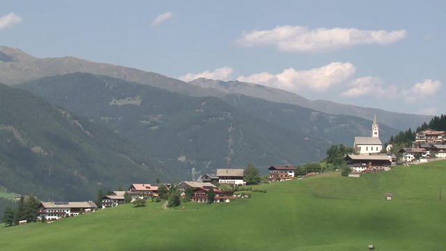 Sankt Oswald, Dorf, Bergdorf, Pustertal, Ottirol, Sillian, Kartitsch, Hang, Berg, Kirche, Weide, Wiese, Tal, Filialkirche, Gotisch