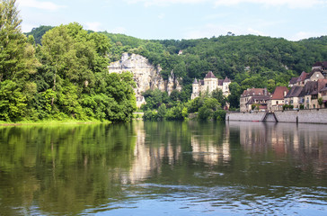 La Roque Gageac vue depuis la Dordogne. Dordogne. Nouvelle Aquitaine