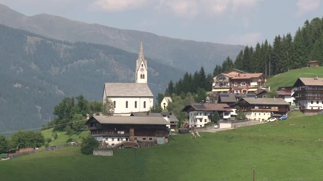 Sankt Oswald, Dorf, Bergdorf, Pustertal, Ottirol, Sillian, Kartitsch, Hang, Berg, Kirche, Weide, Wiese, Tal, Filialkirche, Gotisch
