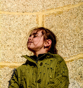 Peque&ntilde;a chica con abrigo verde