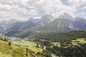 Scuol, Engadin, Unterengadin, Engadiner Dorf, Alpen, Nationalpark, Tarasp, Vulpera, Inn, Fluss, Graubünden, Wanderweg, Sommer, Schweiz