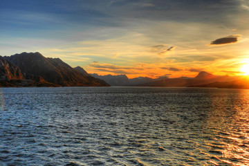 Coucher de soleil sur la mer de Norvège et les fjords