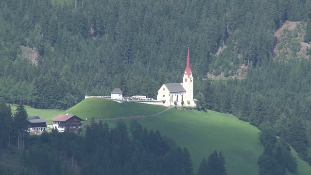 Pustertal, Osttirol, Strassen, Sillian, Kirche, Sankt Jakob, Tal, Wald, Kirchb&uuml;hel, Turm, Kirchturm, Mittelalter, Glaube, Religion, Dorf 