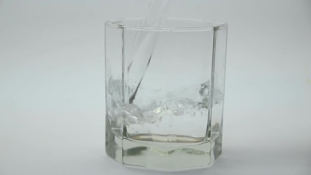 bicchiere che si riempie d'acqua