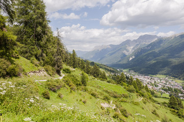 Fototapeta premium Scuol, Dorf, Bergdorf, Engadin, Unterengadin, Wanderweg, via Engiadina, Inn, Alpen, Nationalpark, Sommer, Graubünden, Schweiz