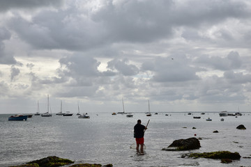 Fototapeta na wymiar Pêche à la crevette à Noirmoutier en été, France
