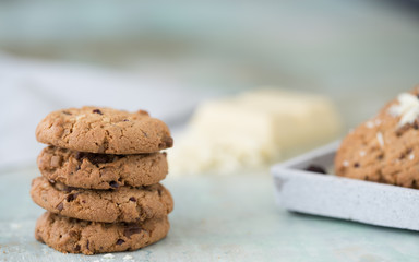 white-chocolate-cranberry-cookies gestapelt und freigestellt vor hellem hintergrund