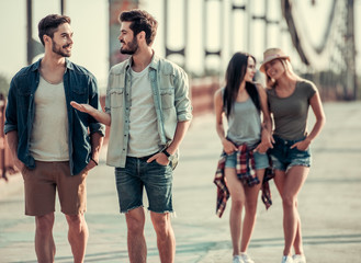 Obraz premium Young people walking outdoors