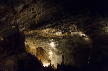Intérieur spectaculaire du Gouffre de Cabrespine en France – grotte souterraine, eau et formations rocheuses