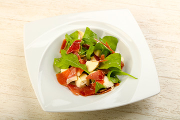 Salad with proscuitto, mozzarella