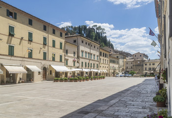 Naklejka premium Piazza Garibaldi square, in the historic center of Cetona, Siena, Italy, in a moment of tranquility, on a sunny day