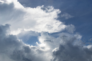 Obraz premium Clouds are divided into layers in the evening with light.