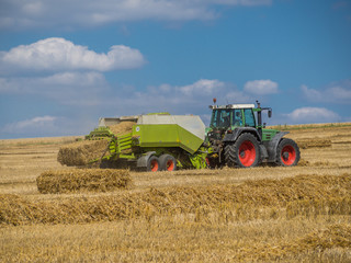 Traktor mit Strohpresse, Strohernte