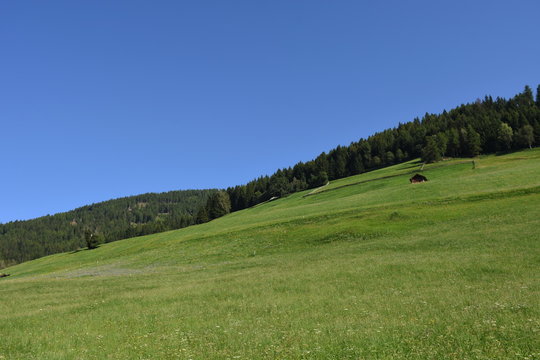 Osttirol, Pustertal, Pustertaler H&ouml;henstra&szlig;e, Lienzer Dolomiten, Berg, Tal, Stra&szlig;e, Bergstra&szlig;e, Dorf, Sommer, Zentralalpen, Assling