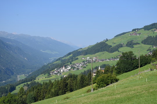Osttirol, Pustertal, Pustertaler H&ouml;henstra&szlig;e, Lienzer Dolomiten, Berg, Tal, Stra&szlig;e, Bergstra&szlig;e, Dorf, Sommer, Zentralalpen, Assling