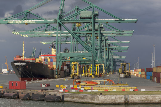 Containerschiff an einem Containerterminal  im Hafen von Antwerpen, Belgien