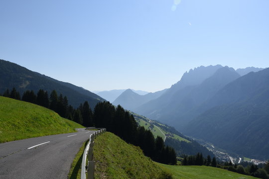 Osttirol, Pustertal, Pustertaler H&ouml;henstra&szlig;e, Lienzer Dolomiten, Berg, Tal, Stra&szlig;e, Bergstra&szlig;e, Dorf, Sommer, Zentralalpen, Assling