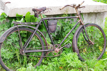 Fototapeta na wymiar old damaged bicycle