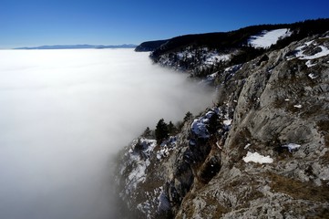 Berglanschaft über den Wolken im Winter