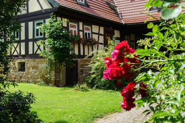 Fototapeta na wymiar D, Bayern, Unterfranken, Landkreis Hassberge, Garten in Rabelsdorf, Fachwerkhäuser und Bauerngarten