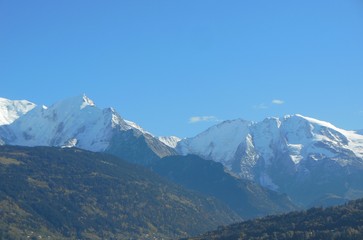 Fototapeta na wymiar Montagnes Hautes Alpes
