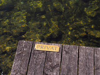 Privat - Badesteg mit Holzbrettern und sauberem Wasser