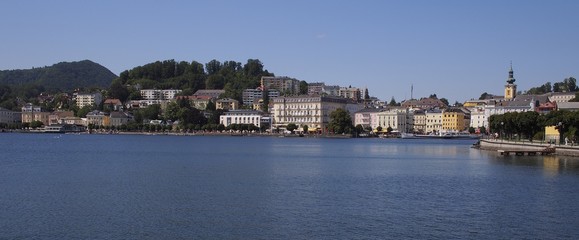 Fototapeta premium Salzkammergut - Stadtpanorama von Gmunden am Traunsee 