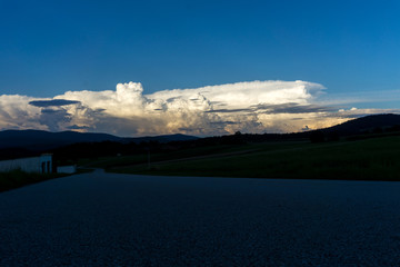 Monumentale Einzigartige Wolkengebilde kurz vor einem Regenschauer