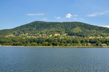 Obraz premium Summer mountain landscape. Apartment houses on a background of picturesque mountains.