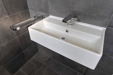 Waschbecken, Bad, Wasserhahn, Becken, Wasser, Badezimmer, Armatur, Chrom, Hygiene, Sanitär, Trinkwasser, Betonwand, Körperpflege