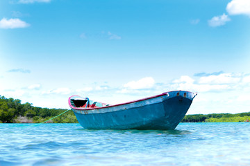 Naklejka premium Barco na praia do litoral do Brasil