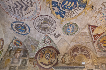 Toskana-Stadtpanorama, Certaldo im Chianti-Gebiet, Pretorio Palace, Eingang mit vielen Wappen, u.a. der Medici
