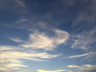 Blauer Himmel mit Wolken und Lichtstimmung