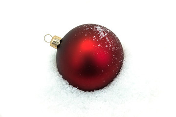 Weihnachtskugel im Schnee