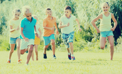 Obraz na płótnie Canvas children running together in park .