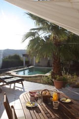 Petit déjeuner au bord de la piscine