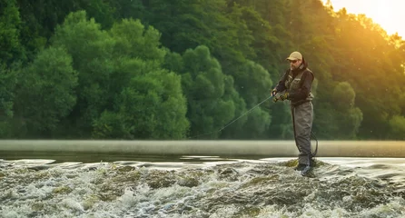 Selbstklebende Fototapete Angeln Sportfischer, der Fische jagt. Angeln im Freien im Fluss