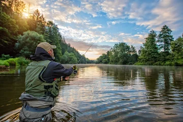 Fototapeten Sportfischer, der Fische jagt. Angeln im Freien im Fluss © Jag_cz