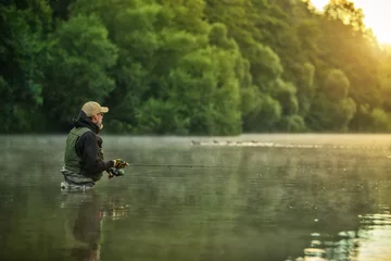 Fotobehang Sportvisser die op vissen jaagt. Buiten vissen in de rivier © Jag_cz