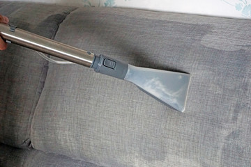 Washing vacuum cleaner cleans the sofa